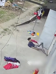 Ngã dập mông vì đu dây phơi đồ