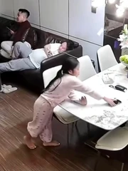 Bé gái bị phụ huynh 'rút thẻ đỏ' vì tội vi phạm nội quy gia đình