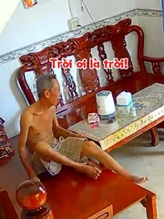 Cô gái giả vờ bán vé số mời ba mua và cái kết khiến ai cũng bật cười