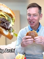 Cắn miếng burger 'giả trân', pha quảng cáo của một CEO đi vào lòng đất