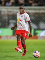 Cầu thủ Brazil bị cấm 12 trận vì phân biệt giới tính với nữ trọng tài