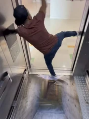 Cười sảng với màn troll đi thang máy 'xuống 9 tầng địa ngục'