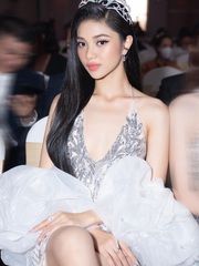 Hoa hậu ồ ạt đóng phim: Vương miện có giúp diễn xuất bớt 'đơ'?