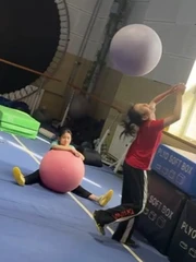 Cô gái nhận cú phản dame cực gắt vì thích trêu bạn