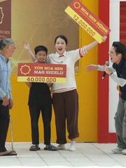 Niềm vui vỡ òa khi cậu bé rút 3 bảng thưởng lớn của Tập đoàn Hoa Sen