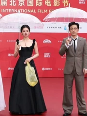 Thực hư nữ diễn viên mang bọc ni lông 46 triệu đi sự kiện