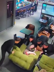 Cô gái ngồi lật ghế, 4 chàng trai hợp sức mới đỡ dậy được