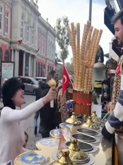 Chàng trai bán kem Thổ Nhĩ Kỳ chán không buồn nói với cô gái 'ra dẻ'