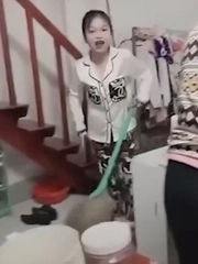 Cô gái diễn lại cảnh khi nhà có con gái lười biếng bị mẹ mắng