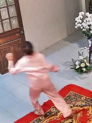 Cô gái hoảng hồn chạy té khói vì tưởng nhà có ma