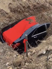 Đám tang gây choáng khi chôn chiếc Mercedes 4,2 tỉ theo chủ nhân