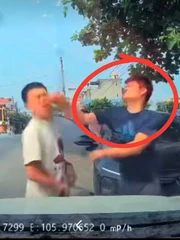 Tài xế tấn công đồng nghiệp trên phố nhận quả báo