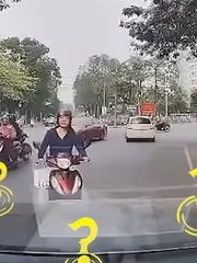 Tài xế hoang mang khi bị cô gái bỗng dưng "đâm" vào đầu xe