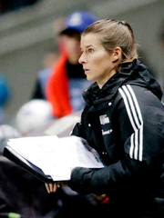 Ghế nóng Bundesliga lần đầu có 'bóng hồng'