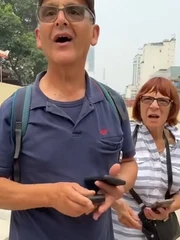 Khách nước ngoài tới Việt Nam du lịch để quên ví tại quán cà phê và cái kết ấm lòng