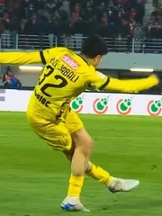 Siêu phẩm vắt chéo chân ngoài vòng cấm khiến thủ môn bó tay