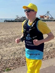 VĐV khiếm thị chạy marathon nhờ “mắt” từ xa