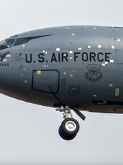 Vì sao thân máy bay tiếp dầu ở Trung Đông của Mỹ lại đầy... 'mụn'?