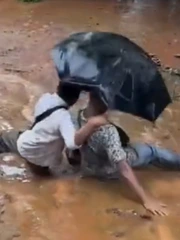 Hai thanh niên ngã dập mông vì đoạn đường trơn trượt