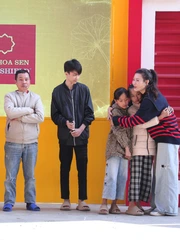 Hai cô bé vui mừng ôm bảng thưởng chạy khắp sân khấu để khoe với khán giả