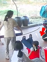 Con gái lọt thỏm vào xô nước vì nhiệt tình giúp đỡ ba