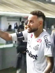 Bị la ó, Neymar quay sang ‘bật’ luôn CĐV nhà