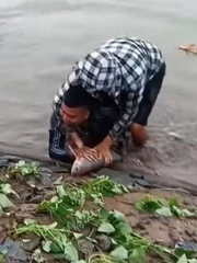 Hai thanh niên giữ được con cá khủng, hỏng mất 2 điện thoại