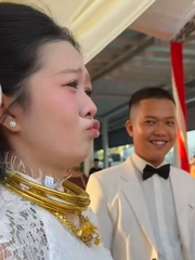 Thấy trên mạng bày mẹo chu môi là nín khóc, cô dâu bắt chước nhưng cái kết lạ lắm