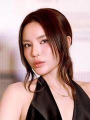 Kỳ Duyên đáp trả 'đâu phải lâu đài cát' khi bị 'đòi nợ 10 ngôi trường'