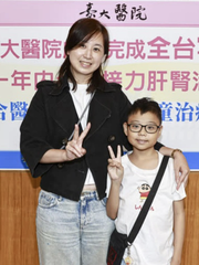 Bé trai mắc bệnh hiếm được hồi sinh nhờ gan và thận của bố mẹ