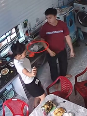 Bà cạn lời với hai đứa cháu hậu đậu