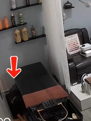 Nữ nhân viên trốn khi đến giờ nghỉ trưa mà khách còn vào