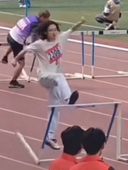 Nữ sinh liên tục đạp đổ rào khi thi chạy vượt chướng ngại vật