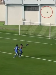 Cầu thủ quê một cục khi chưa ghi bàn đã vội ăn mừng