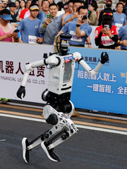 Robot Trung Quốc phá sâu kỷ lục bán marathon của con người