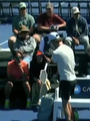 Top 3 thế giới pickleball bị loại vì ném vợt trúng khán giả