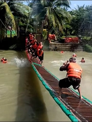 Cười sảng với màn chơi cầu lắc không cân sức