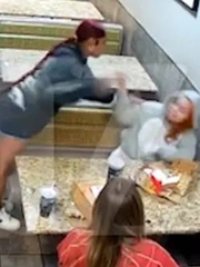 Rapper bị tát ở quán ăn: Ngôi sao và fan không ai vừa