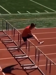 Cười khoái chí khi thấy đứa bạn thân thi chạy vượt rào ngã