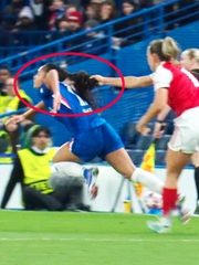 Kỳ lạ: Cầu thủ nữ Arsenal kéo tóc đối thủ, HLV Chelsea bị thẻ đỏ
