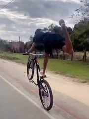 Chàng trai làm xiếc với xe đạp bị gà quật ngã