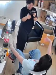 Cô gái lấy điện thoại ra chụp khi thấy bạn thân bị ngã ghế