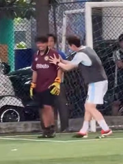 Thủ môn bị cả đội trách mắng vì không cho cô gái ghi bàn