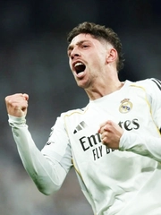 Valverde của Real Madrid 'hồn vía lên mây' vì sút chấn thương con trai Zidane