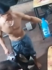 Ông chủ cạn lời khi nhờ chó cưng đi lấy nước giùm