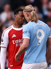 Haaland ‘sẹo đầy mình’ vẫn cười: Ngoại hạng Anh giờ như… sàn vật