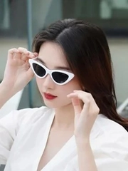 Quiz: Thói quen đeo kính tiết lộ gì về bạn?