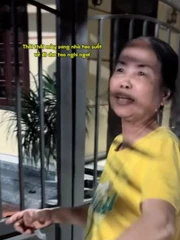 Con gái lấy chồng 'xa' tiễn mẹ về nhà cực cảm... lạnh