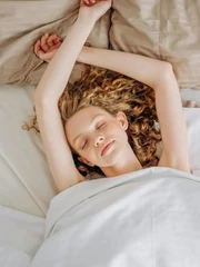 Quiz: Vị trí đặt tay khi ngủ tiết lộ tiềm năng thật sự của bạn