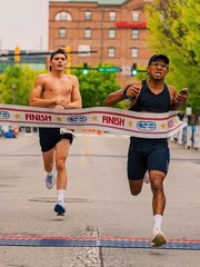 VĐV marathon vuột mất HCV vì... ăn mừng sớm